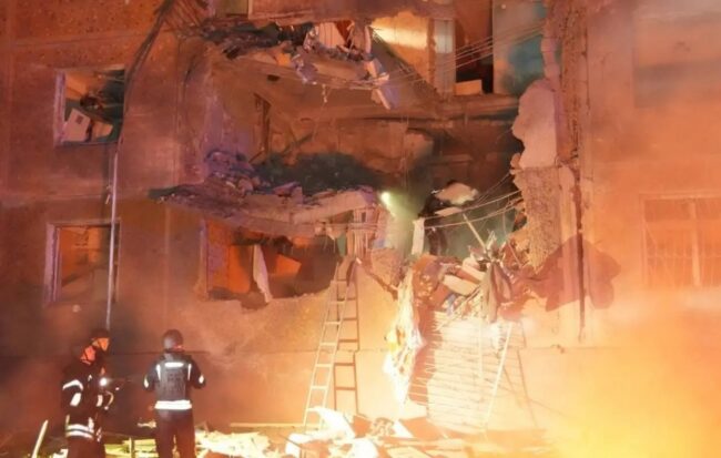 РУСКИ БОМБИ УБИЈА НАЈМАЛКУ 15 ЛУЃЕ ВО ГРАДОТ ЗАПОРОЖЈЕ