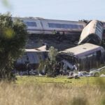 Најмалку 46 загинати во судир на два воза во Шпанија, има и голем број повредени