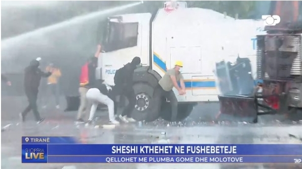 (ВИДЕО) Нови судири со полицијата на шестиот ден од протестите во Албанија