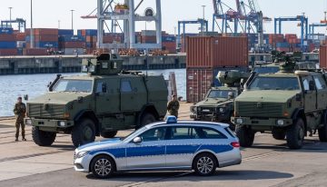 ТЕНЗИЧНО СЦЕНАРИО ВО ХАМБУРГ: Бундесверот вежбаше коридор за НАТО војската