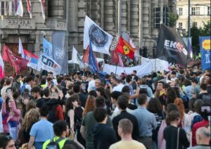 „Србија потсетува на Унгарија, но и на Украина“: Си-Ен-Ен ги анализира адутите на студентското движење што доведоа до падот на Вучиќ