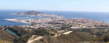 ШПАНСКАТА ПОЛИЦИЈА ГО РАСЧИСТИ КАМПОТ ВО СЕУТА: Околу три илјади мигранти беа отстранети од плажата Трамполин