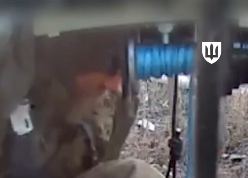 ВИДЕО За прв пат: Украина евакуираше ранет војник со дрон