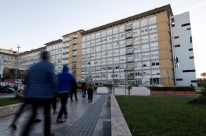 Првата ноќ по операцијата помина добро за папата Лав XIV, лекарите потврдија карцином на белите дробови
