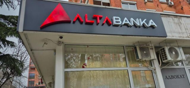 АЛТА банка АД Битола е ликвидна и продолжува со стабилно и непречено работење, велат од Банката по случувањата во Србија