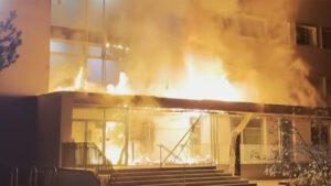 (ВИДЕО) Франција: Запален e Филозофскиот факултет, во пожарот уништени се покривот и фасадата