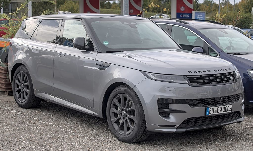 Range Rover и Range Rover Sport мораат на сербис – панели од панорамскиот покрив може да се одвојат