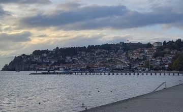 Променливо облачно со повремени врнежи од дожд